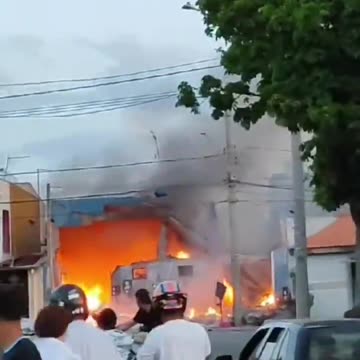Incêndio em loja de fogos de artifício deixa funcionário ferido em Santa Bárbara d'Oeste (SP)