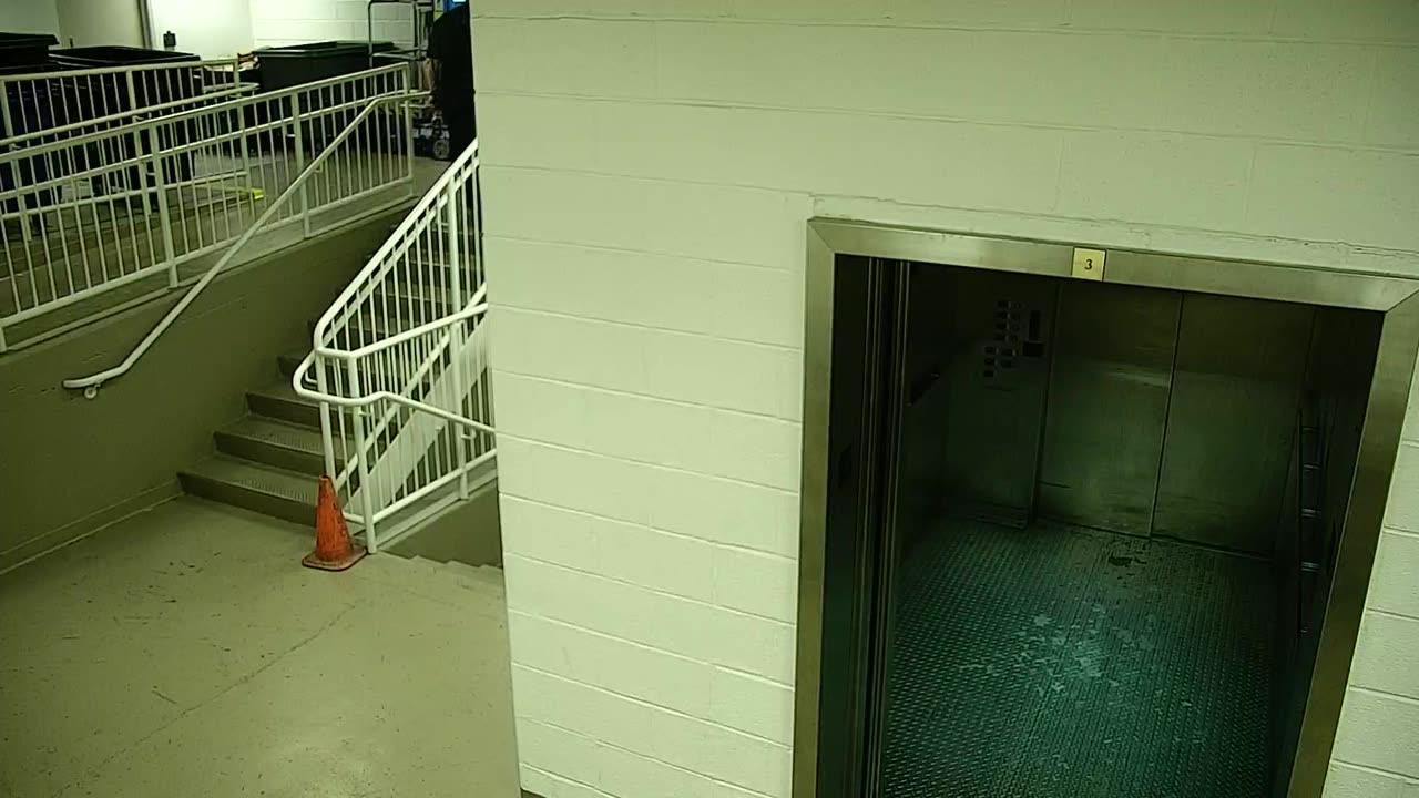 7110CVCULElevator#3Lobby_2021-01-06_07h40min01s193ms.mp4