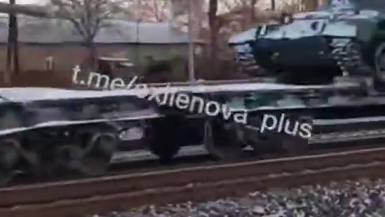 Russia: 60 year old T-62 tanks spotted on a train in Rostov heading to the frontline in Ukraine