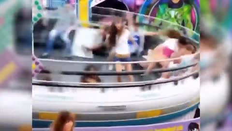 40 Most Ridiculous Moments at Amusement Parks Caught on Camera