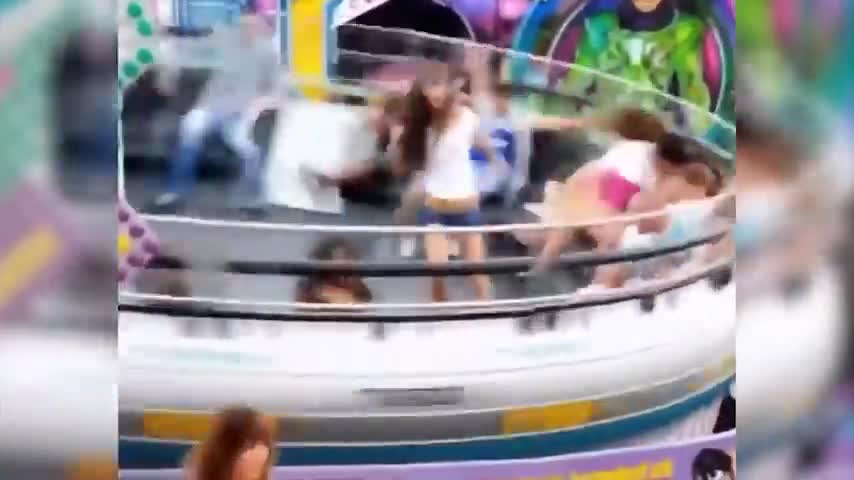 40 Most Ridiculous Moments at Amusement Parks Caught on Camera