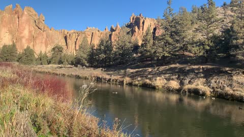 Central Oregon – Smith Rock State Park – Shoreline Panoramic Perspective – 4K