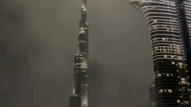 ☁️ Burj khalifa over the clouds, welcome to Dubai 🇦🇪 Thanks to the video credit 😊