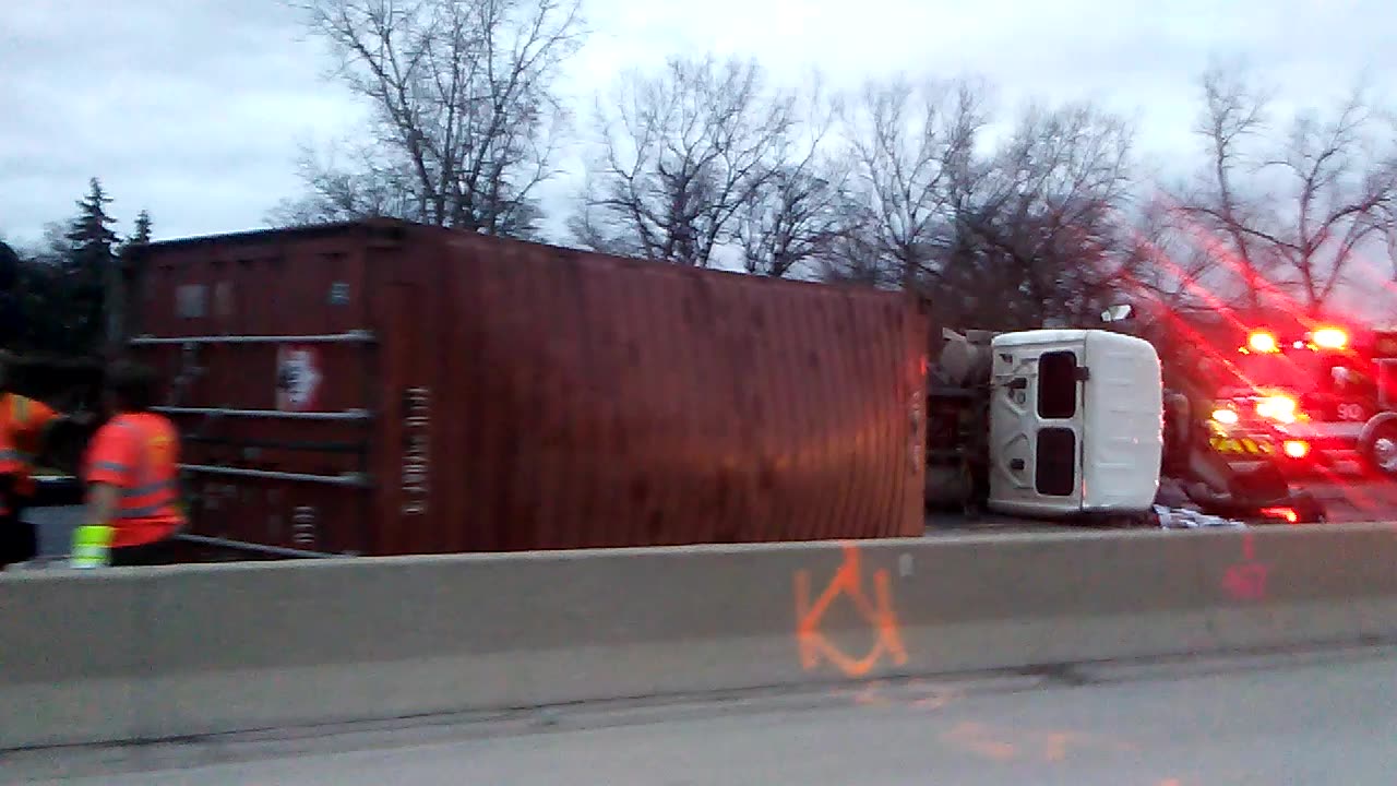 tractor/trailer roll over southbound I - 55