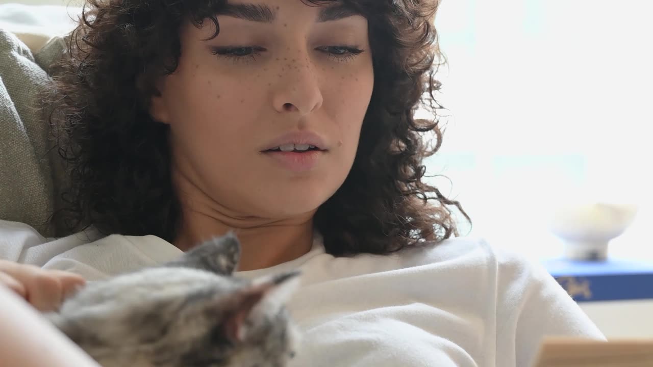 BEAUTIFUL GIRL WITH HER CAT SHORT VIDEO 2160 P