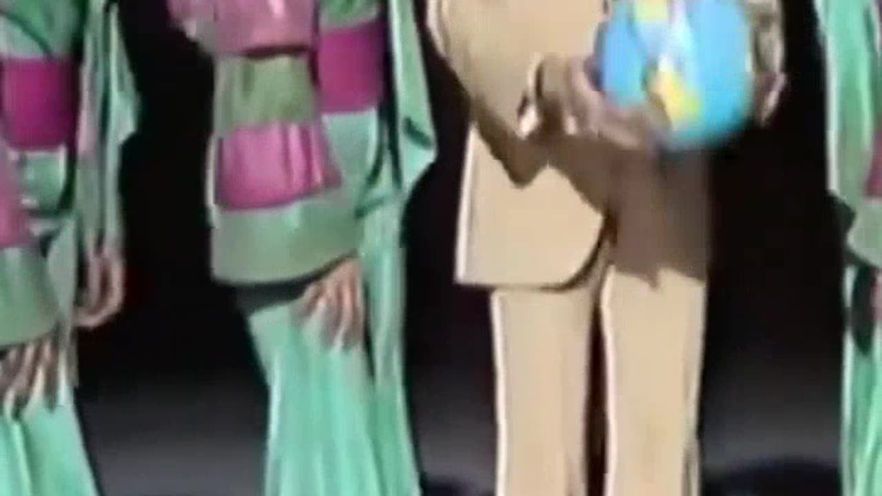 JULIO IGLESIAS MOST FAMOUS LATIN SINGER, HAS SHORT VIDEOS, MUSIC VIDEOS