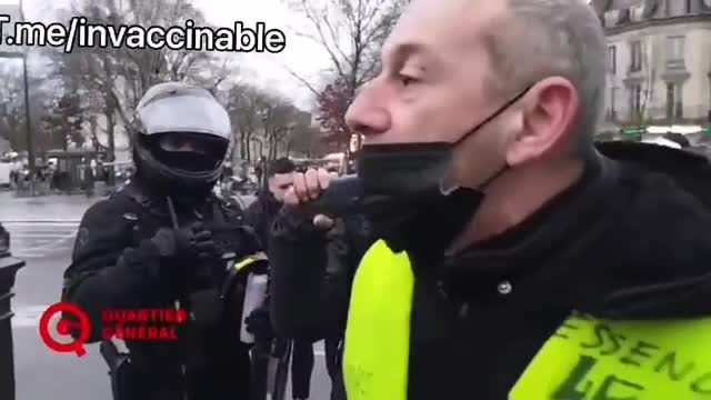 Écoute les arguments à deux balles des forces de l'ordre