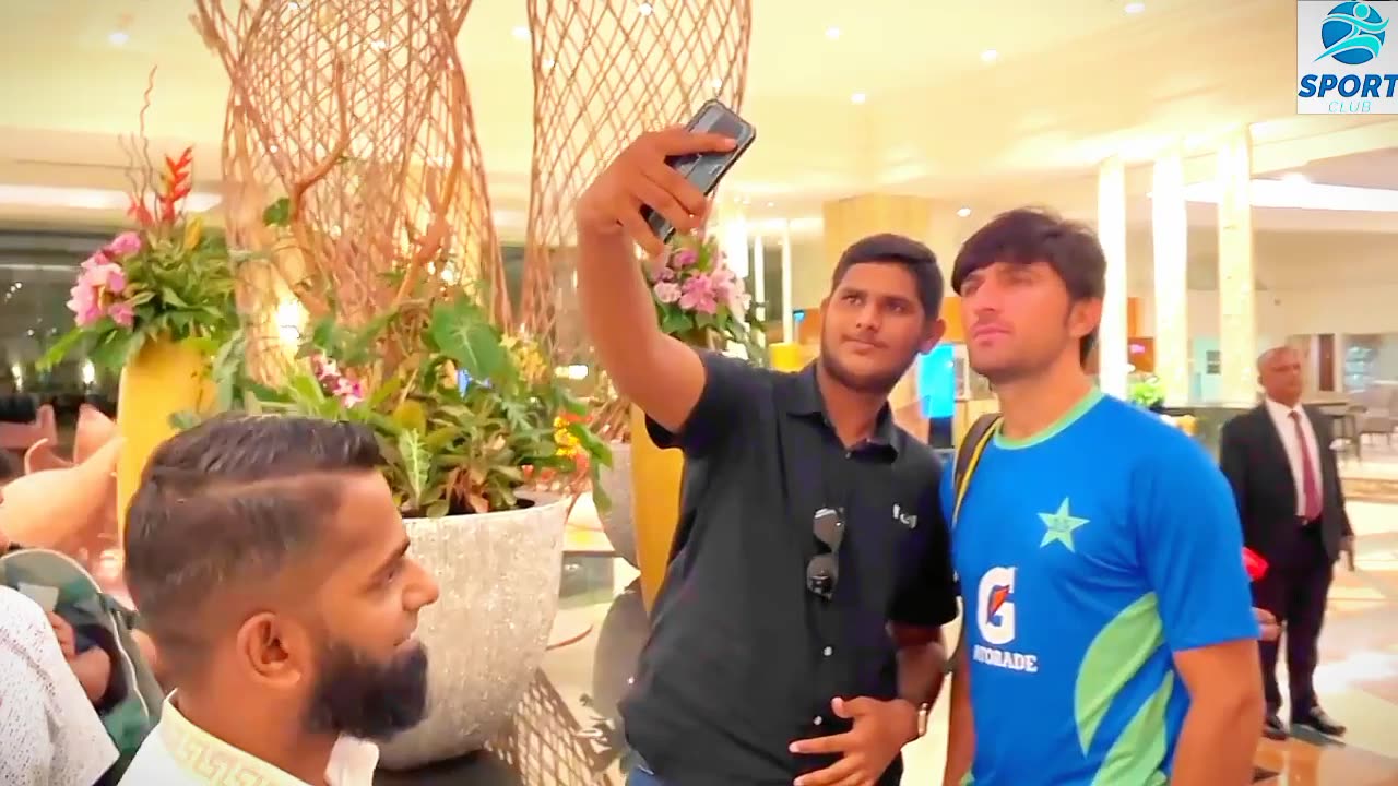 Pakistan Meet With There Fans And getting Selfie With Fans