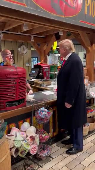 In Iowa, Donald Trump made a stop at Machine Shed restaurant