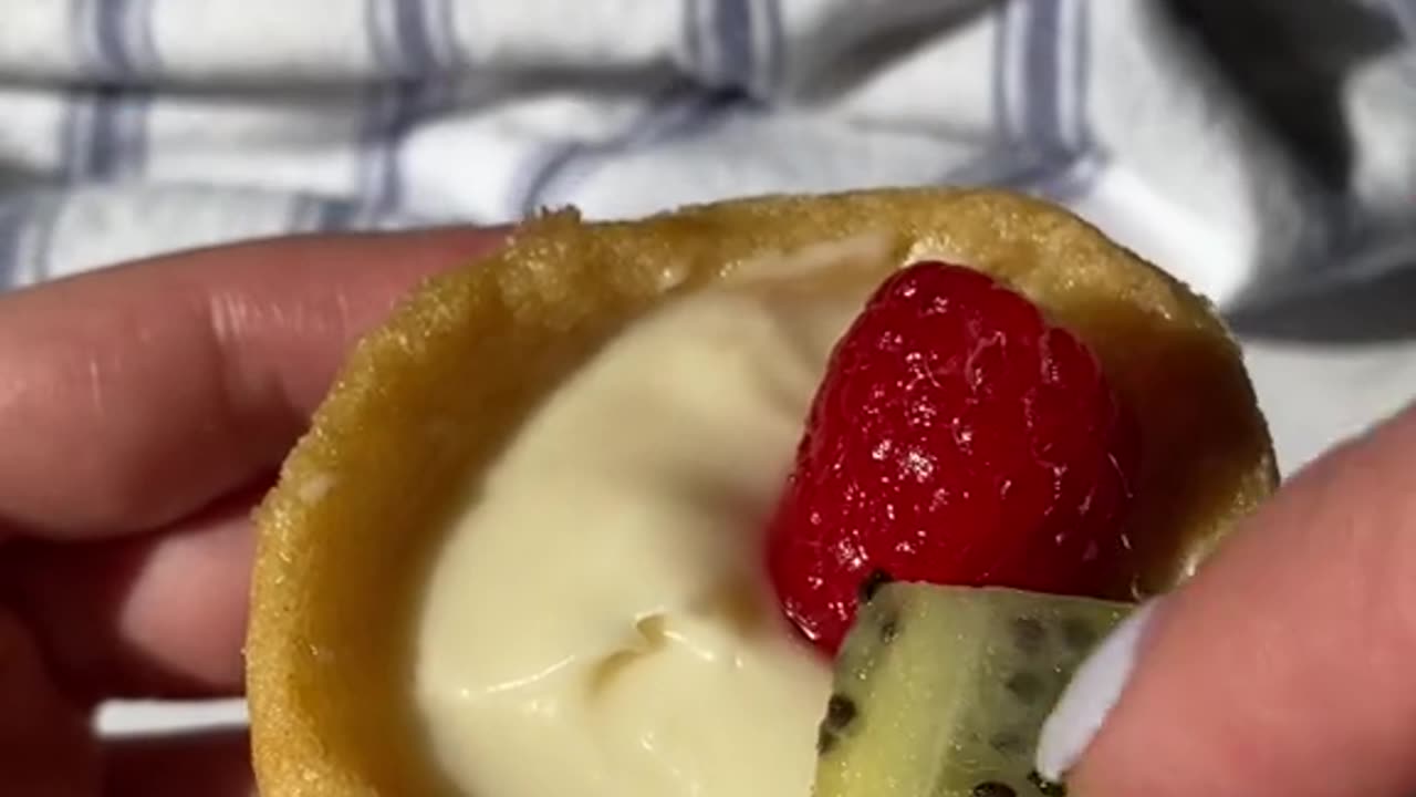 Perfect dessert idea for spring 💗 #bakingtiktok #bakinghack #cookinghack #fruittart #dessert