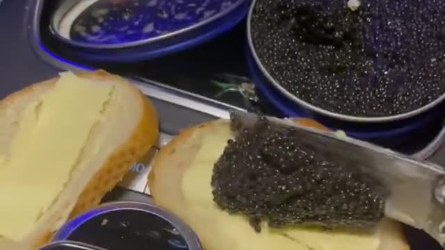 el caviar no sabe bien.