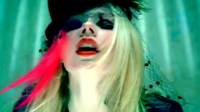 Avril_Lavigne_Hot