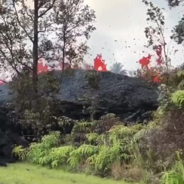 An earthquake has hit the southern part of the island, as the Kilauea volcano erupted