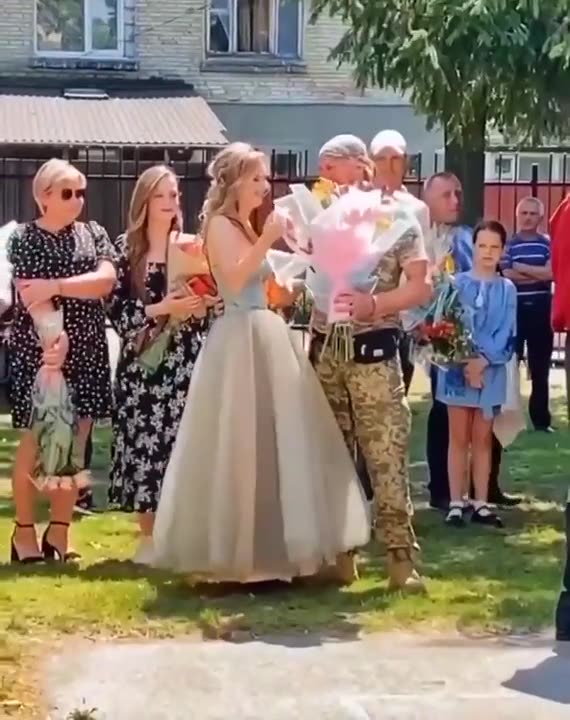 Meeting between a soldier of Ukraine and his daughter at her graduation.