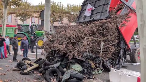 French farmers are dumping garbage at government buildings in protest