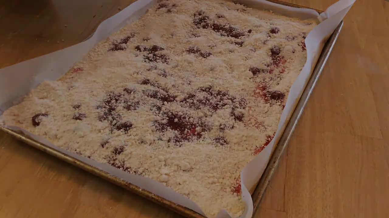 🍒 Oma's German Cherry Cake! Family favourite recipe! Kirsch streusel-kuchen