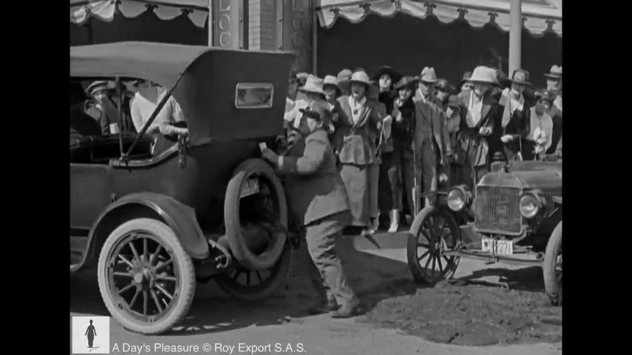 Charlie chaplin trapped in tar- A day's pleasure (1919)