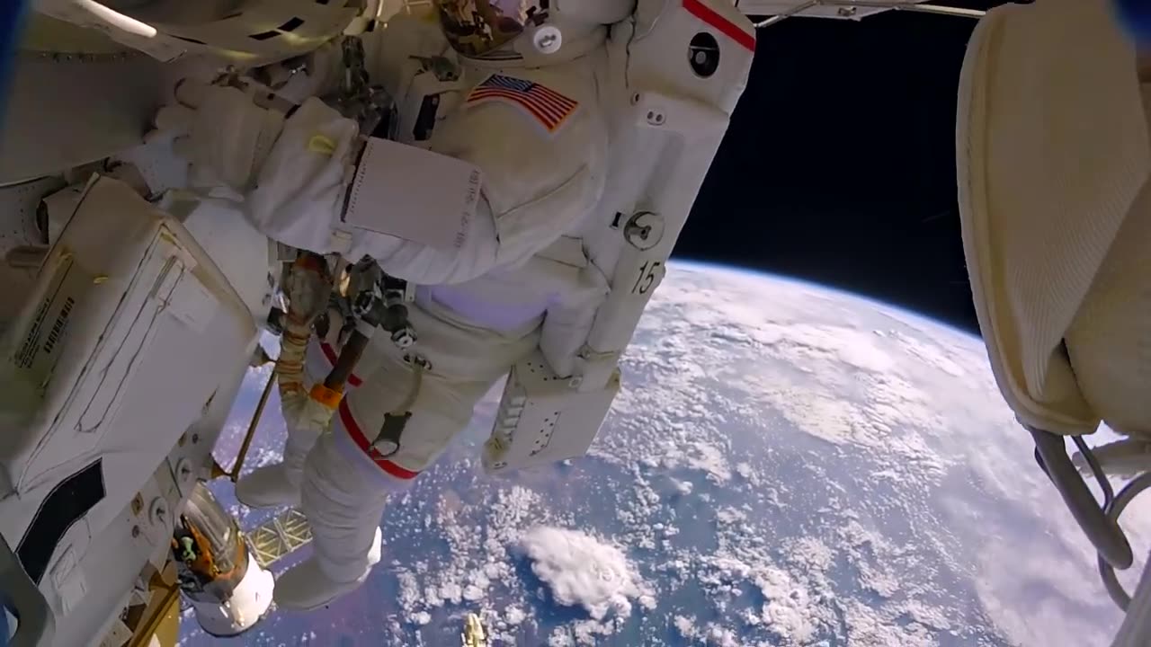 Astronautas pierden un escudo en el espacio por accidente (GoPro 8K)