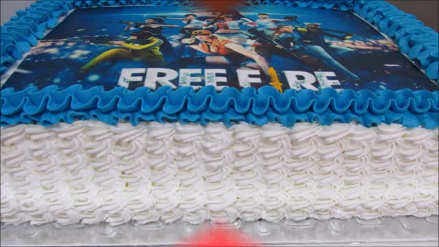 LINDO BOLO FREE FIRE COM PAPEL DE ARROZ/ BICO 20 E 1 M / ADRIENE AMORIM.