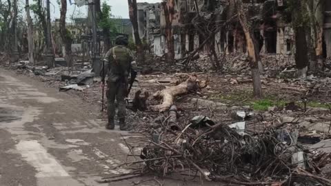 Odminovávání areálu oceláren v Mariupolu po zatčení nacistů z Azovstalu