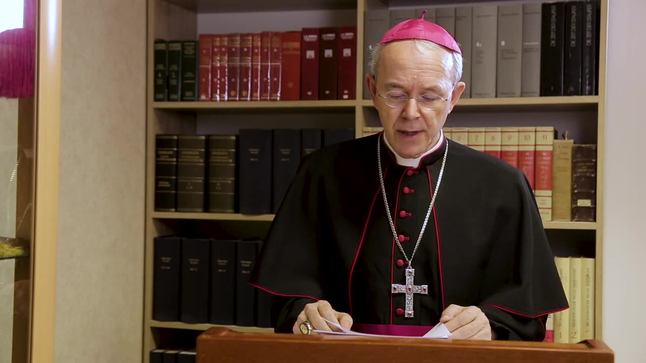 Bishop Athanasius Schneider on kneeling and tongue communion