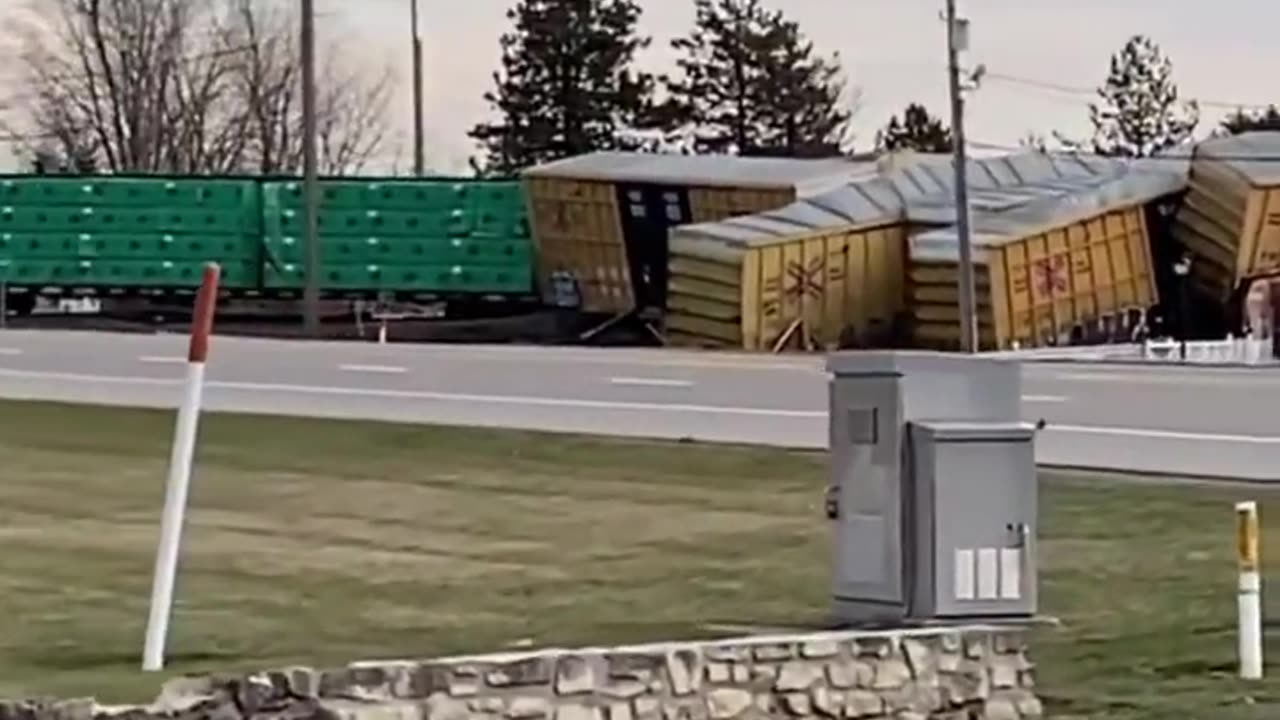 🚨WATCH: Video captures the moment 20 Norfolk Southern rail cars derail in Springfield, Ohio