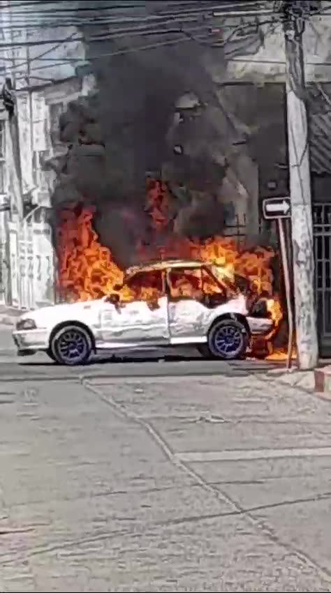Carro incendiado en Alcibia