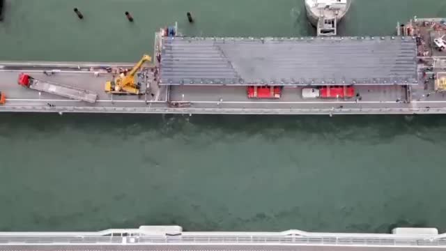 Installation of the first section to repair the Crimean bridge.