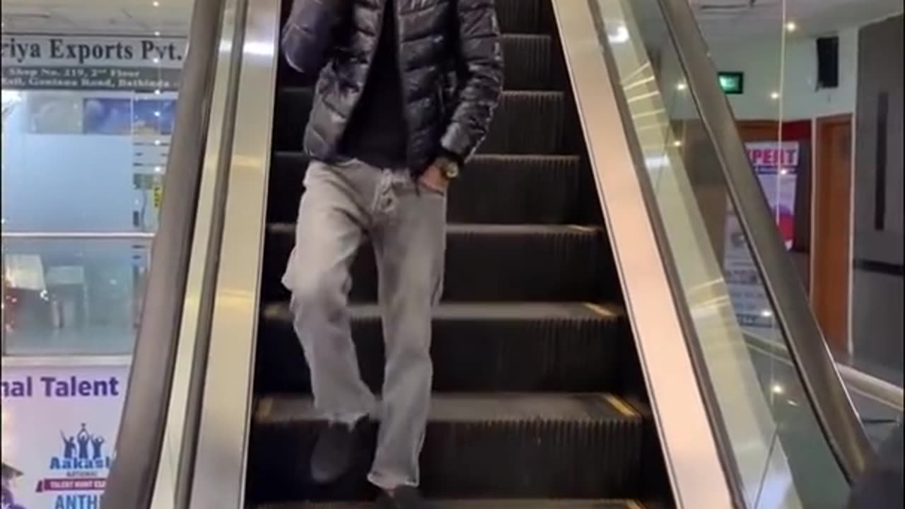 Main niche kyu nhi utar raha😂 #comedy #rumbleshorts #funny #funnyvideos