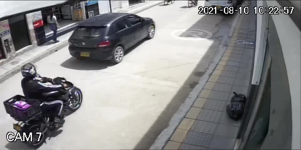 Video: Se robó $88 millones y trató de fugarse en una bicicleta, en Santander