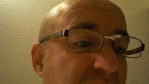 Jimmy läser ur ett gammalt vykort. 1 Nov. 2012.