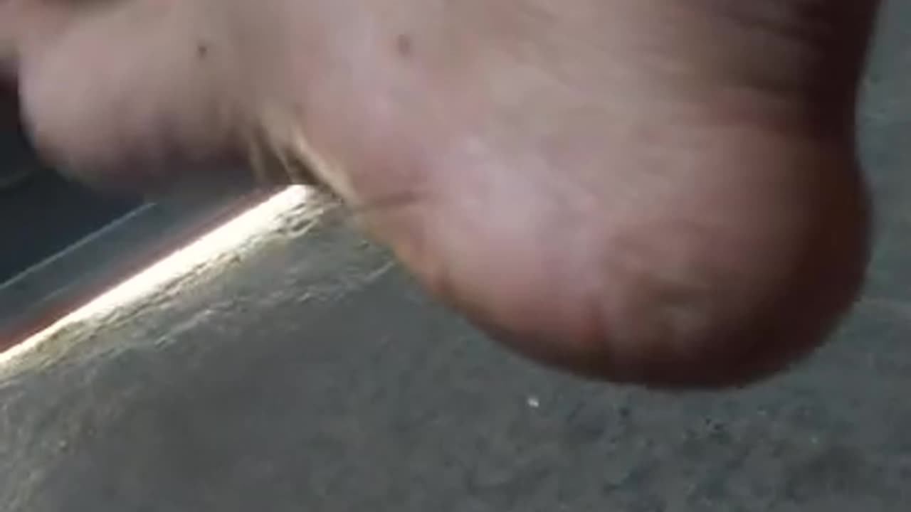 Milf Women Dangling Her Flip Flop 👣