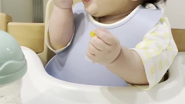 6 month baby eating oranges