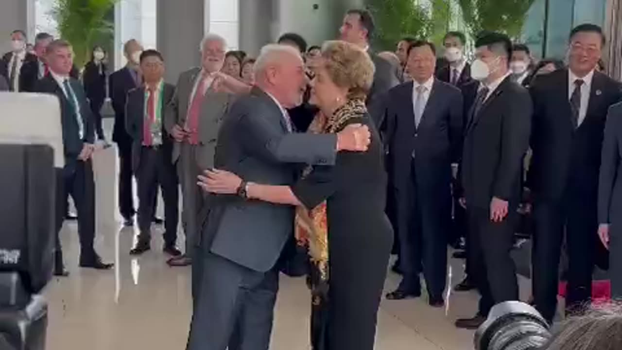 Lula just arriving in China with Dilma