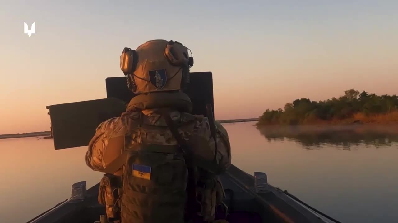 Ukrainian Drones and Boats Attack Russian Positions on the River(Incredible)