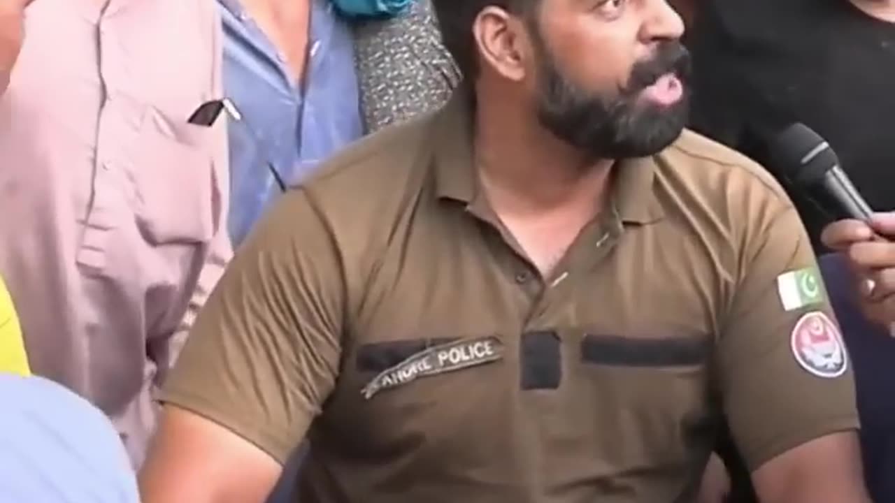 IG Punjab Police abused by the police constable