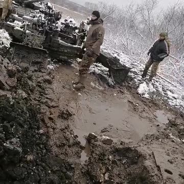 Armed Forces of Ukraine are pulling out a damaged American 155-mm howitzer M777 stuck in the Donbass