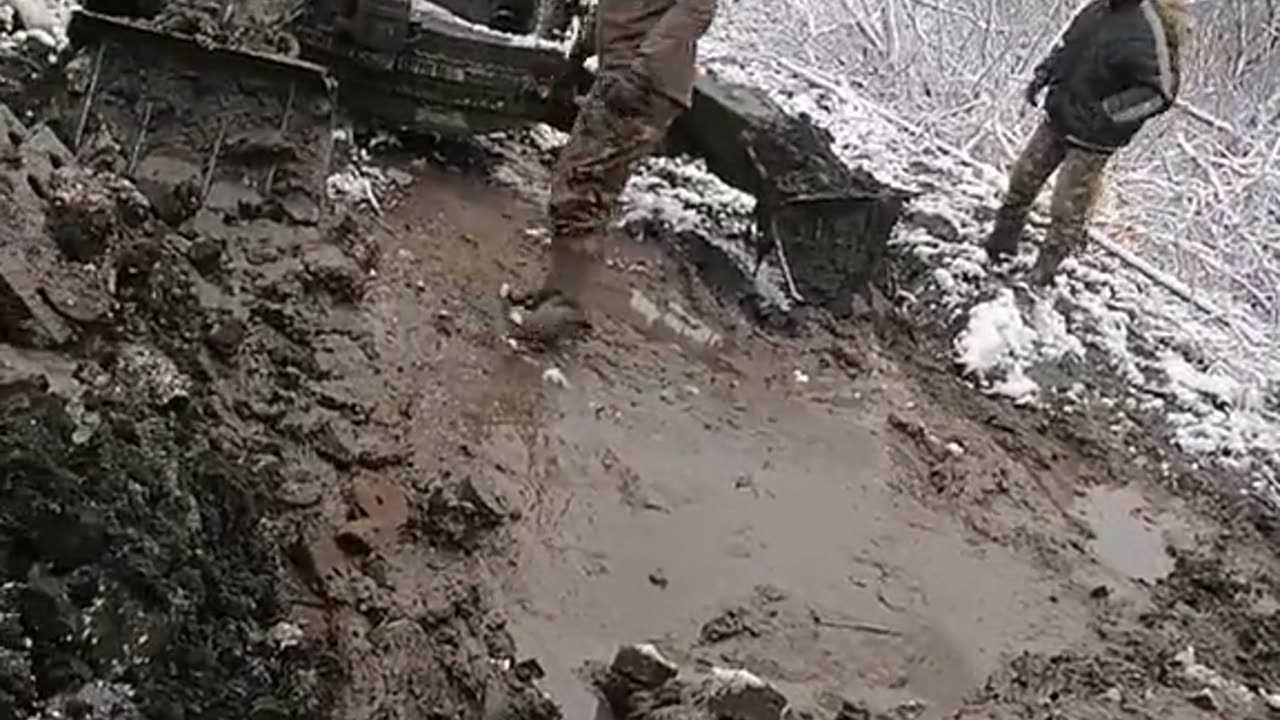 Armed Forces of Ukraine are pulling out a damaged American 155-mm howitzer M777 stuck in the Donbass