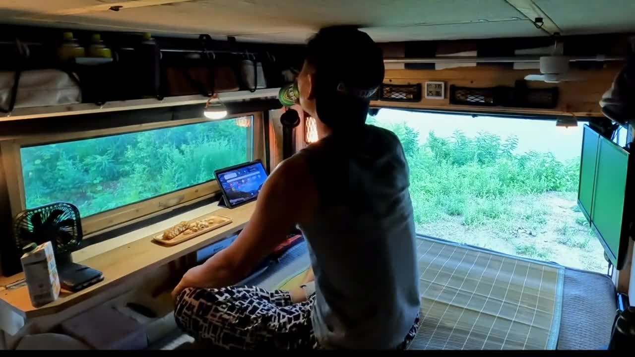 Truck camping in rainy days, accompanied by the sound of rain, enjoy and decompress