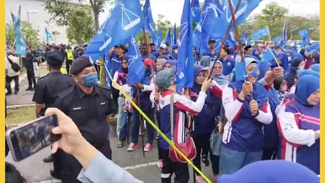 Suasana tegang antara penyokong PN, BN dengan laungan penyamun, katak