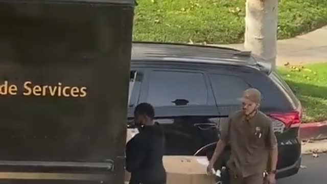 Casually Robbing A UPS Truck In America's Butthole Los Angeles