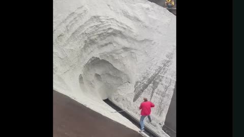 To unclog a sandpile