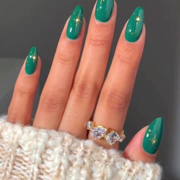 Green + Gold Christmas Nails | Latest Nail Design for Nail Trends