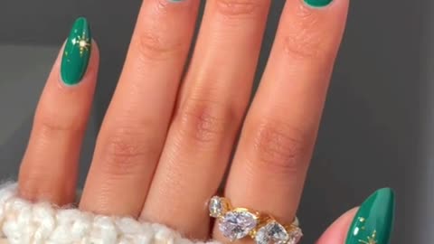 Green + Gold Christmas Nails | Latest Nail Design for Nail Trends