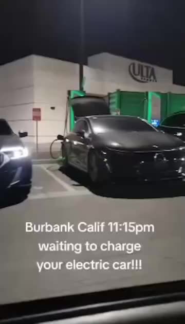 BURBANK CALIFONIA🏪🔋🔌🚘DRIVERS WAIT IN LINE FOR ELECTRIC CARS TO CHARGE🔋🔌🚖🪫💫