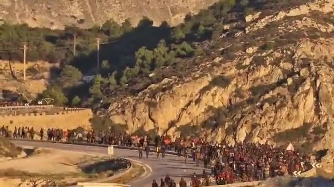 Thousands of illegal migrants are moving toward the Spanish border fence in Ceuta.