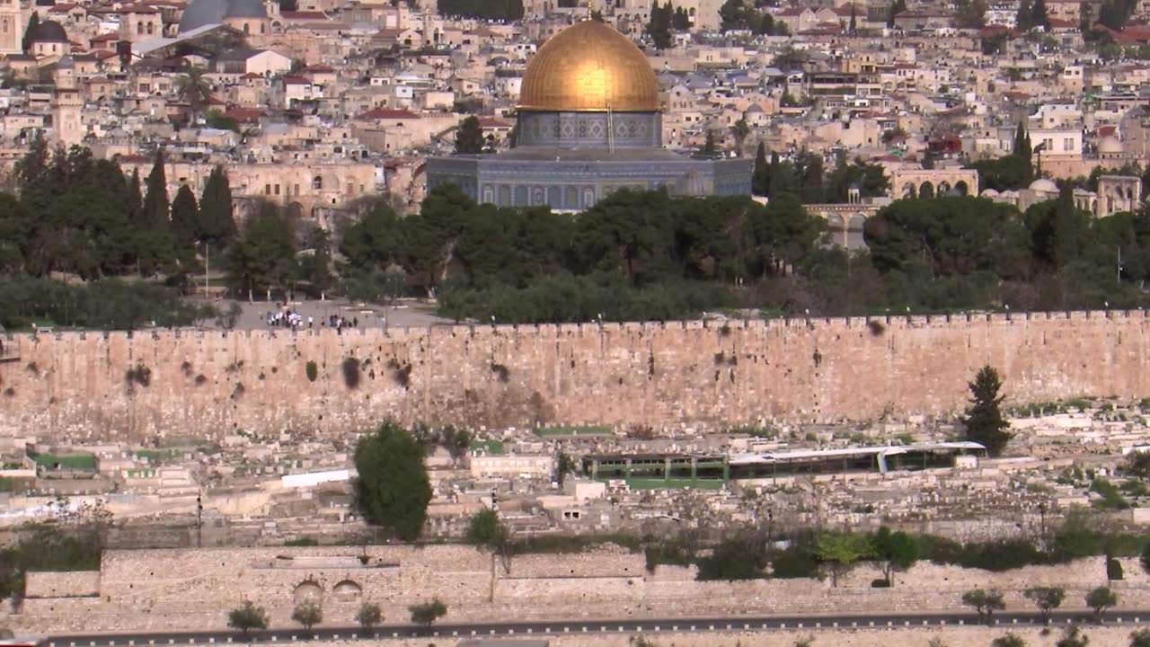 Tensions high at Al-Aqsa during Ramadan prayers