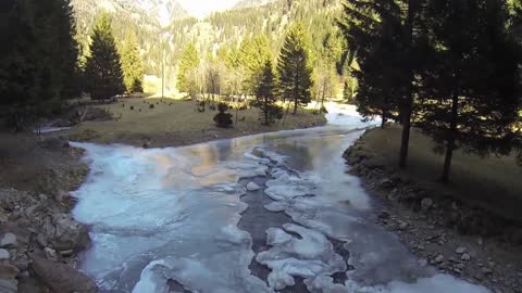 Drone a bagno nel fiume gelato