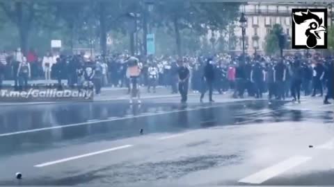 Police Deploy Tear Gas on Peaceful Crowd During Massive Vaccine Passport Protests in Paris