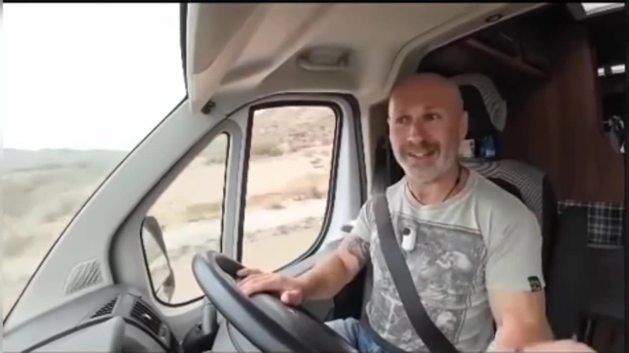 سائح أجنبي يفضح دركي مغربي الفساااد 🚨🚨